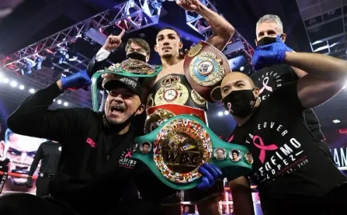 Teófimo López unificó los cinturones de Vasyl Lomachenko y es el monarca de los Peso Ligero. Foto: Getty Images
