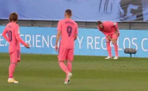 Ramos sufrió un golpe en el duelo ante Cádiz, por lo que no podrá estar en el estreno del Madrid en UCL.