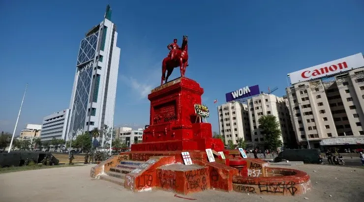 Así se vio el monumento de Baquedano durante el fin de semana en medio de la conmemoración del año desde la Revuelta Social en Chile.