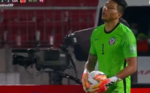 Brayan Cortés mostró liderazgo y voz de mando bajo el arco de La Roja.