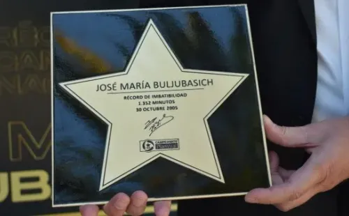 Así será la estrella que tendrá de ahora en adelante José María Buljubasich en el Paseo de la Fama de la ANFP. Foto: U. Católica