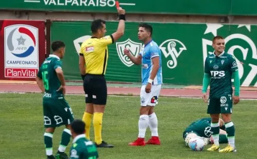 Felipe Flores dejó con 10 a Deportes Antofagasta en el primer tiempo tras una fea falta contra Francisco Alarcón. Foto: Agencia Uno