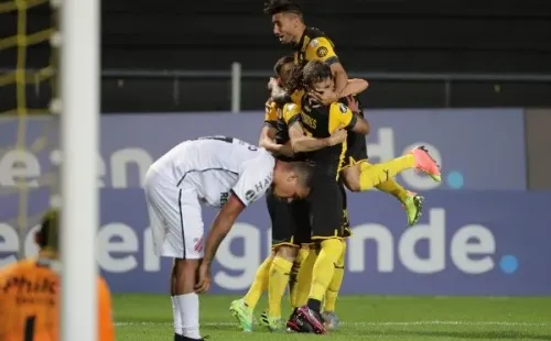 Peñarol venció a Athletico Paranaense, pero no le alcanzó para avanzar en Libertadores. Ahora se traslada a Sudamericana. Foto: Getty Images