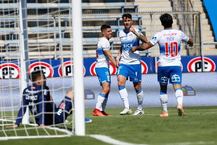 Universidad Católica viene de caer -por el momento- por 2-0 ante Curicó Unido, en un encuentro que se reiniciará con un penal a favor de la UC. En Copa Libertadores, y en San Carlos de Apoquindo, aspiran a un lugar en la Copa Sudamericana. | Foto: Agencia Uno.