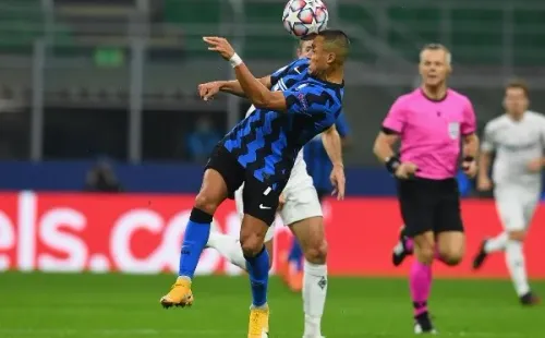 Alexis jugó los primeros 45′ del duelo con el M’gladbach, pero no se notó cómodo y finalmente salió por lesión. (Foto: Getty)
