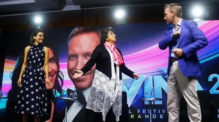 Los animadores de TVN y Canal 13, María Luisa Godoy y Martín Cárcamo, junto a la alcaldesa de Viña, Virginia Reginato.