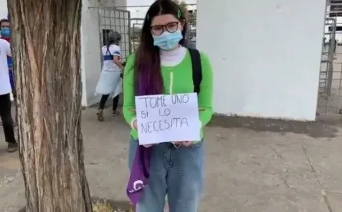 Adolescente regala lápices en el Estadio Nacional