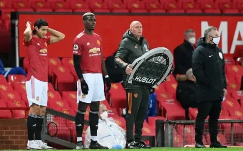 Cavani no entendió las palabras del DT noruego, por lo que Pogba debió ir en auxilio.