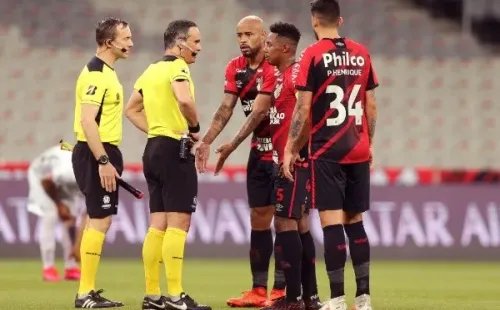 Loustau ha estado dirigiendo en Copa Libertadores, donde vio acción en el duelo entre Athletico Paranaense y Jorge Wilstermann. Foto: Getty Images