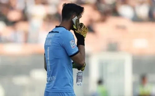 Dituro recibió un teléfono como proyectil ante Colo Colo, pero prefirió aportar a la calma antes que calentar más el partido.