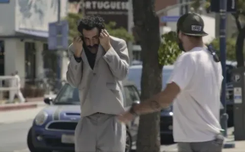 Borat es reconocido en la calle.