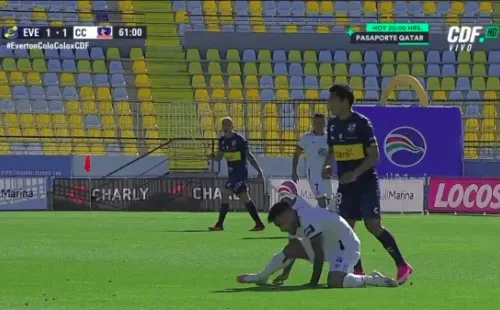 Marcos Bolados resbaló en la cancha y dobló su rodilla, situación que lo dejó con lágrimas y saliendo de la cancha. Foto: CDF