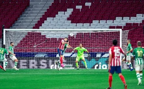 Claudio Bravo, a pesar de perder, viene de ser figura en el encuentro con el Atlético de Madrid. (Foto: Getty)