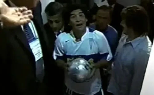 El ídolo trasandino llegó atrasado a San Carlos, cuando el partido ya había comenzado.