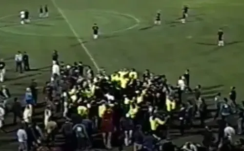 El ingreso del 10 a la cancha causó caos, con la prensa invadiendo el campo de juego.