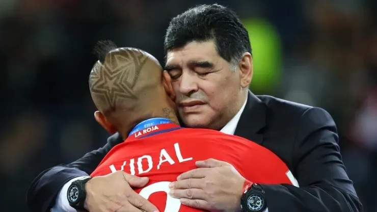 Diego Maradona y Arturo Vidal