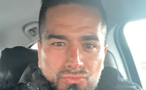 Kike Acuña, que así lucía antes, se aburrió de las arrugas en su frente y se aplicó botox. Le gustó tanto, que siguió con la nariz, boca y “patas de gallo”. Foto: Instagram