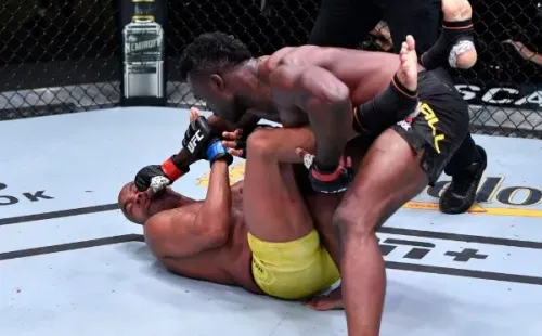 Hall terminó en el cuarto round con Anderson Silva. El brasileño dejó en duda su retiro. Foto: Getty Images