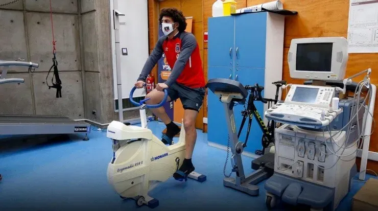 Maxi Falcón completó ayer sus exámenes médicos y este viernes fue presentado de forma oficial como refuerzo de Colo Colo. Foto: Colo Colo