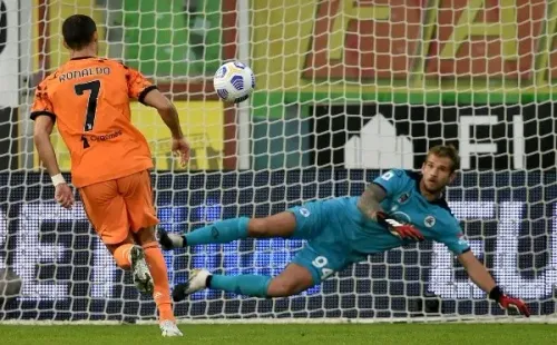 Cristiano Ronaldo anotó un doblete ante el Spezia en su regreso a las canchas tras el coronavirus. Foto: Getty Images
