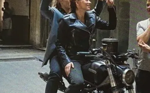 Florence Pugh y Scarlett Johansson en una escena de acción con motos en “Black Widow”.