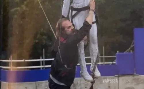 Scarlett Johansson filmando una escena de acción junto a David Harbour para “Black Widow”.