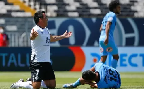 Esteban Paredes ingresó a tratar de cambiar las cosas, pero todo terminó en el 0-2 de Deportes Iquique ante Colo Colo. Foto: Agencia Uno