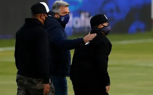 Diego Maradona fue homenajeado el viernes, pero no pudo dirigir a Gimnasia. Desde entonces su estado ha sido delicado, lo que lo llevó a internarse este lunes. Foto: Getty Images