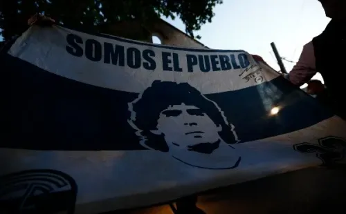 Cientos de hinchas pasaron la noche afuera de la Clínica Olivos para darle apoyo a Maradona.