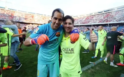 Claudio Bravo y Lionel Messi fueron compañeros en los culés, aunque también han sido rivales por selecciones. (Foto: Getty)