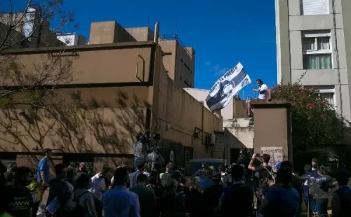Cientos de hinchas colmaron las puertas de la Clínica Olivos.
