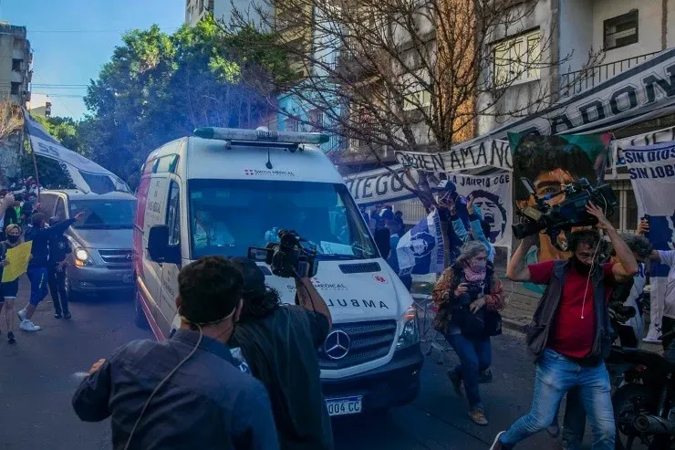 Los hinchas pasaron la noche y amanecieron afuera del centro médico apoyando al astro.