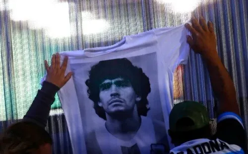 Los hinchas cantaron y rezaron por el 10 afuera de la clínica.