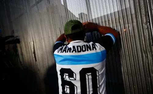 Cientos de fanáticos apoyaron a Maradona en las puertas de la Clínica Olivos.