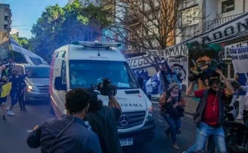 Cientos de hinchas llegaron a acompañar a Diego Maradona desde su llegada hasta su estadía en la clínica. Foto: Getty Images