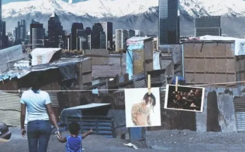 Portada para el sencillo “Aburrido”, dePablo Chill-E con Quilapayún e Inti-Illimani Histórico.