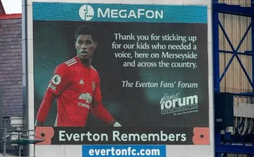 Los Toffees se olvidaron de la rivalidad deportiva para homenajear la labor humanitaria de Rashford.