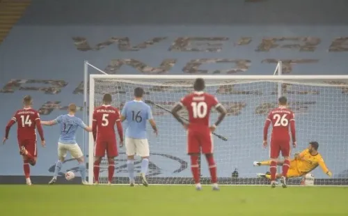 Kevin de Bruyne tuvo el gol del triunfo, pero su penal terminó en cualquier parte. Foto: Getty Images
