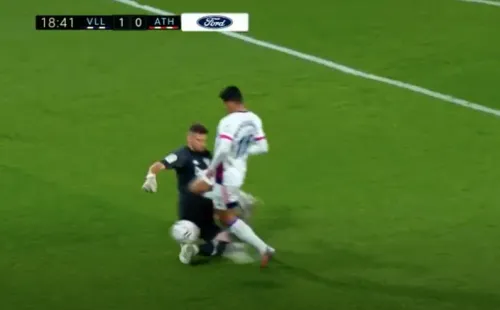 El penal que permitió el gol de Orellana en el Valladolid.