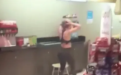 Nicole “Luli” Moreno en medio del incidente en Las Condes.(5)