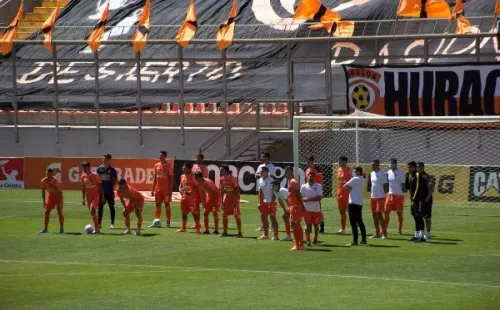 Cobreloa se presentó a jugar y hasta salió a la cancha, pero Deportes Valdivia no llegó por los casos positivos de coronavirus. Foto: Agencia Uno