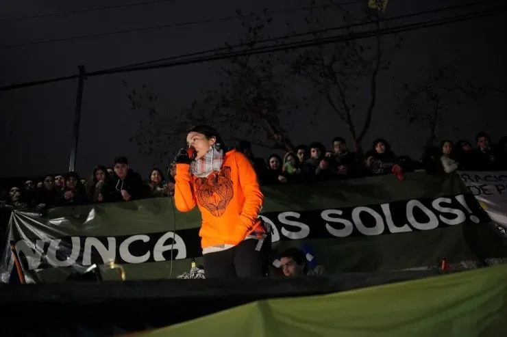 La cantante Ana Tijoux es otra hincha reconocida de Colo Colo y que ha participado de manera activa junto al Club Social. | Foto: Agencia Uno.