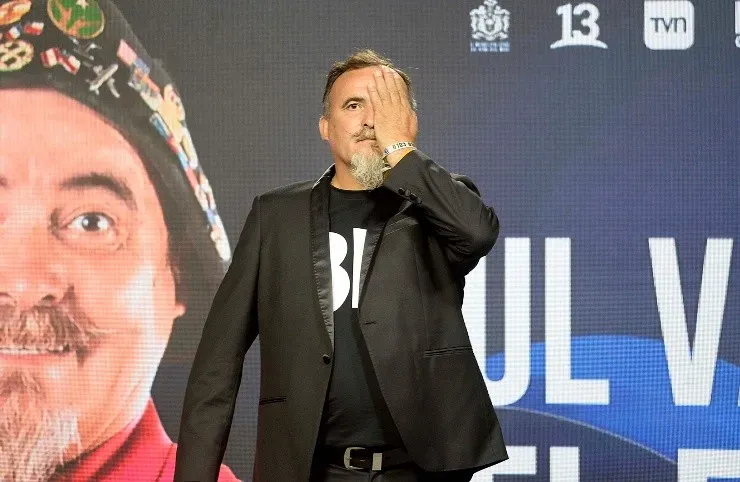 Paul Vásquez, el Flaco, usó una pulsera de Colo Colo durante su conferencia de prensa del Festival de Viña 2020. | Foto: Agencia Uno.