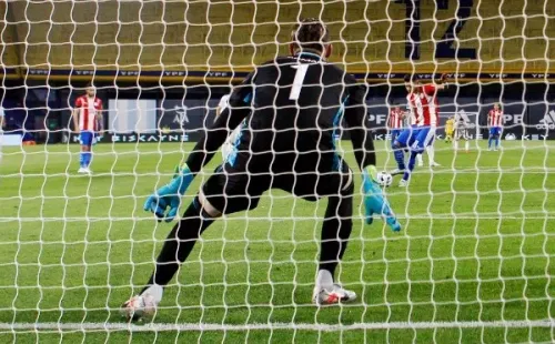 Paraguay se puso en ventaja gracias a un penal que Romero transformó en gol. Foto: Getty Images