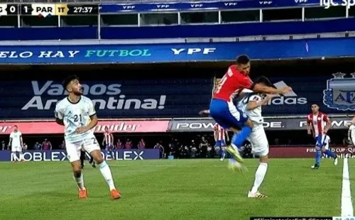 El juez del partido consideró que el choque entre Palacios y Romero fue “accidental”.