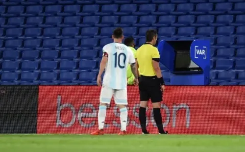 El VAR se gana las críticas de todo el continente por su actuación en las primeras fechas de las eliminatorias. Foto: Getty Images