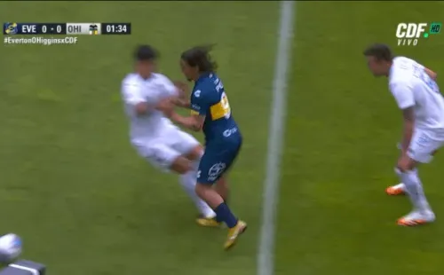 Esta fue la jugada que dejó en el piso y con mucho dolor a Pol. Sin embargo y pese a sus gritos, se paró y se mandó un carrerón en la jugada siguiente. Foto: CDF