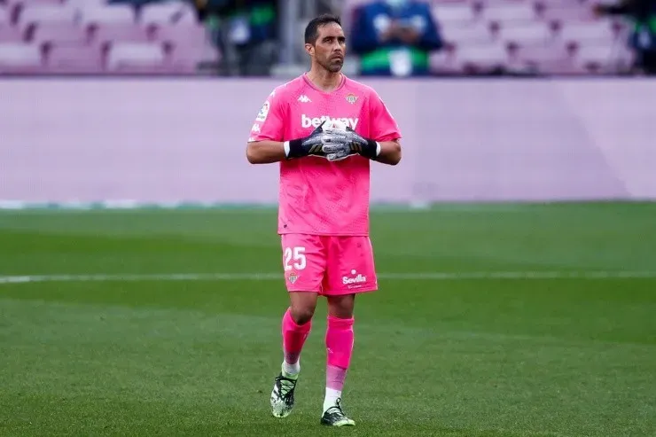 Claudio Bravo regresó en la fecha FIFA de noviembre al arco de la selección chilena, como también defiende el arco de Real Betis por la Liga de España. | Foto: Getty Images.