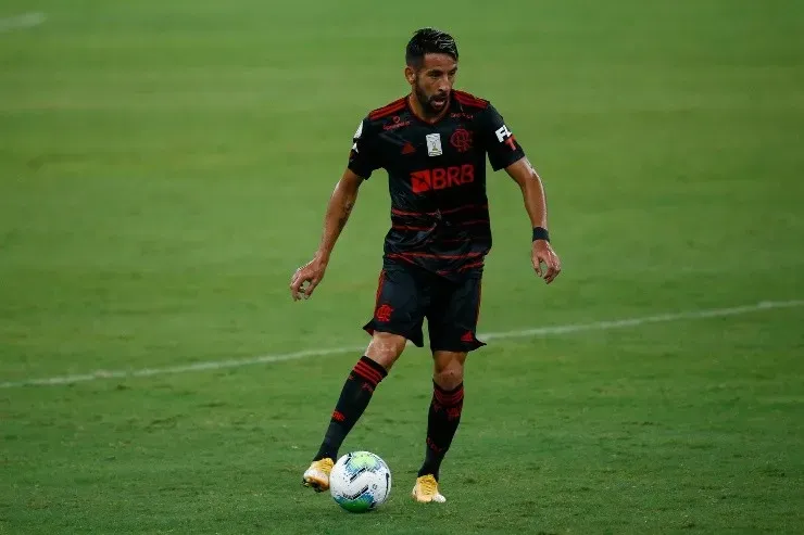 Mauricio Isla no debutó profesionalmente en Chile, y tuvo un destacado paso por Europa. Ahora, regresó a Sudamérica para jugar en el Flamengo. | Foto: Getty Images.