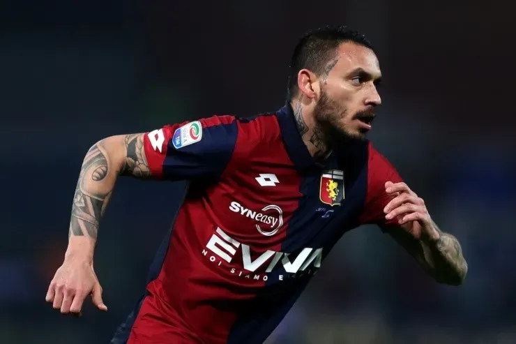 Mauricio Pinilla vistió, entre otras camisetas, la de Genoa en su paso por el fútbol italiano. | Foto: Getty Images.